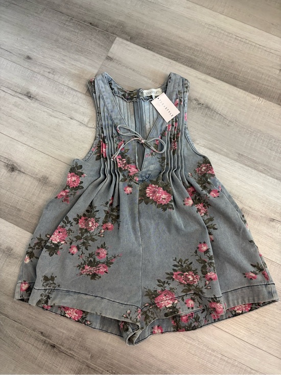 Veveret Tops - Veveret Floral Pleated Denim Romper Pink Rose Tie Front NWT